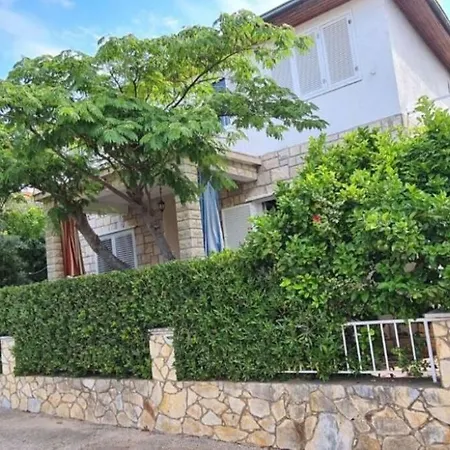 Mila - 80m To The Apartment